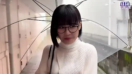 Cewek berkacamata manis menggoda saat lagi santai di balik kebahagiaan teluk yang tak berujung -bagian.1