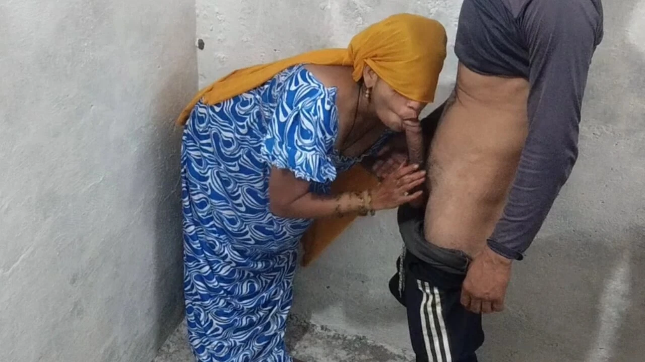Hot Desi Bhabhi Gand Chudwati Hai