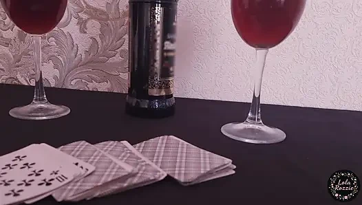 Kartu, Uang, Satu Kontol. Gadis itu kalah dari pria itu dalam permainan kartu karena menanggalkan pakaian dan disetubuhi