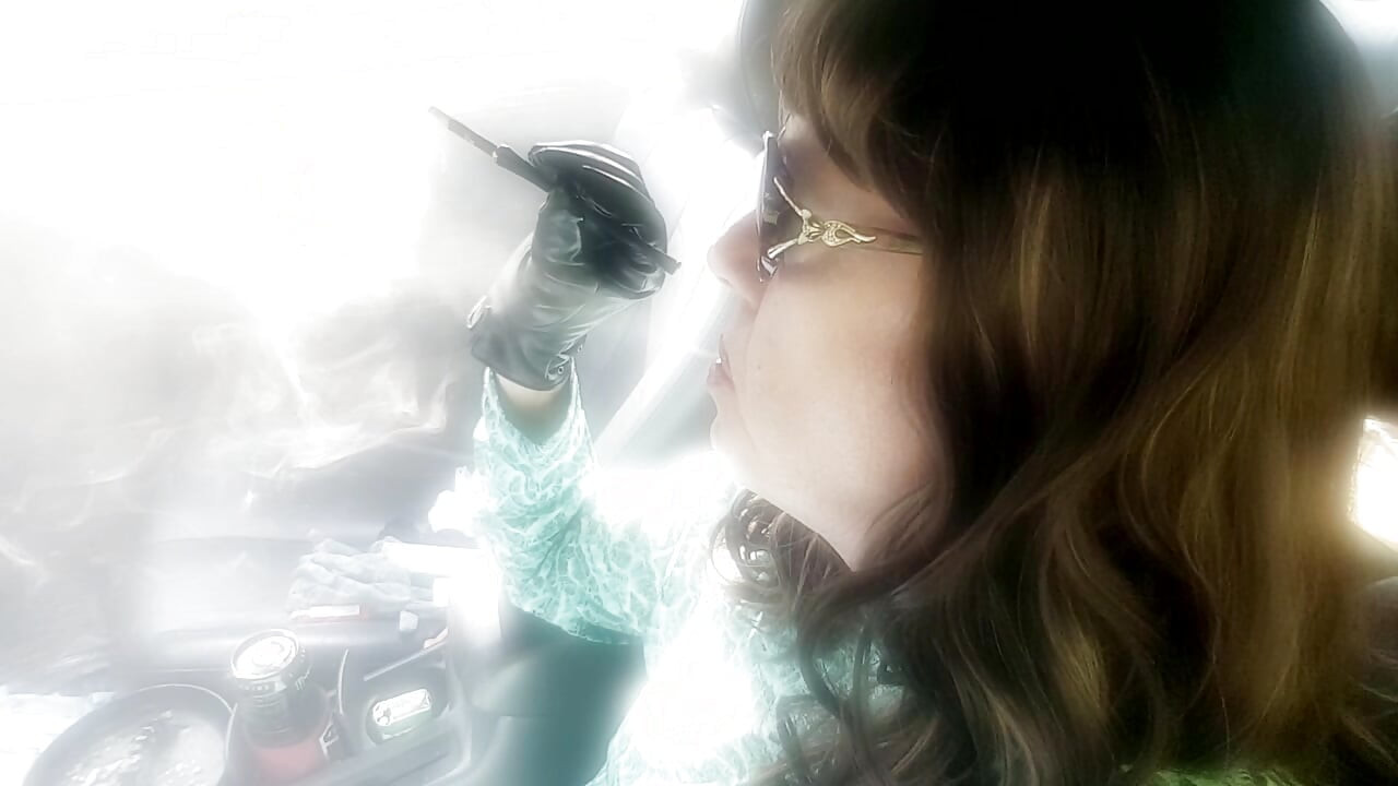 MATURE BRUNETTE MRS. ROMAN CAR SMOKING HER MORE 120 MENTHOLS IN HER BLACK CIGARETTE HOLDER