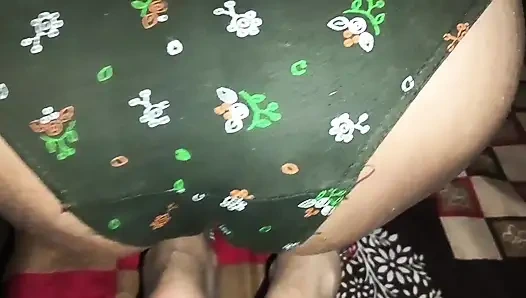 Мой муж спустил мою миниатюрную шлюху со мной и трахнул мою горячую киску раком.