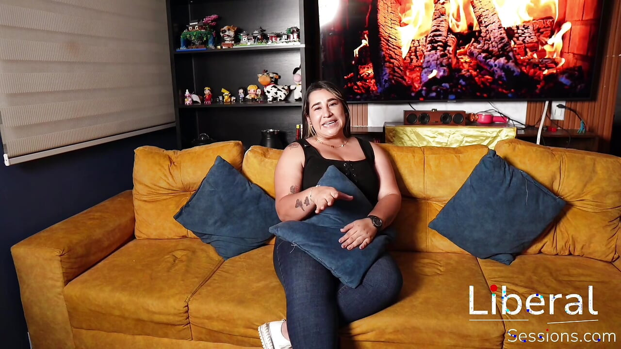 O MILF CU SÂNI MARI ÎȘI ÎNREGISTREAZĂ PRIMUL VIDEO PORN