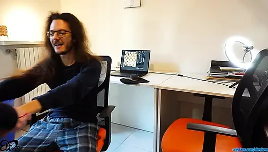 Er war auf das Spiel konzentriert, ich auf seinen harten Schwanz (ich schlucke Sperma)