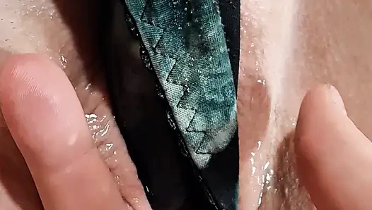 Играет с ее клитором