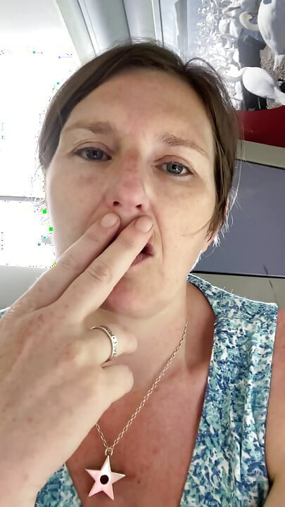 Stiefmoeder Speelt Met Haar Stinkende Poesje Achter in De Bus, Ruikt En Zuigt Dan Aan Haar Stinkende Vingers!