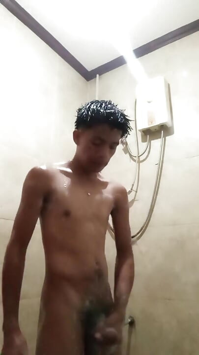 Outro chuveiro se masturbando com gozada