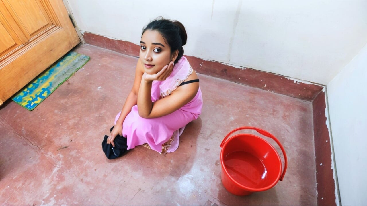 Minik Bangladeşli hizmetçi sıkı amcığını patronun büyük yarağıyla parçalıyor