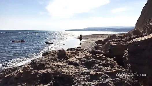 Allein üppiges russisches schätzchen spielt mit ihrer fotze auf dem felsen am meer
