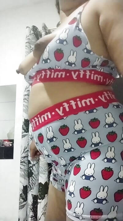 Sexy Filipina Milf, παίζει με το σουτιέν και το σλιπ της Miffy