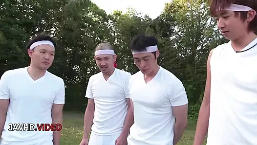 Japon orta yaşlı seksi kadın sara saijo ile açık havada grup seks macerası