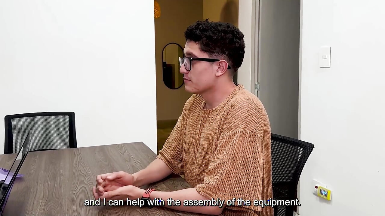 Latina-Chef fickt ihren jungen Nerd-Mitarbeiter im Büro, sie hat eine perfekte Muschi!