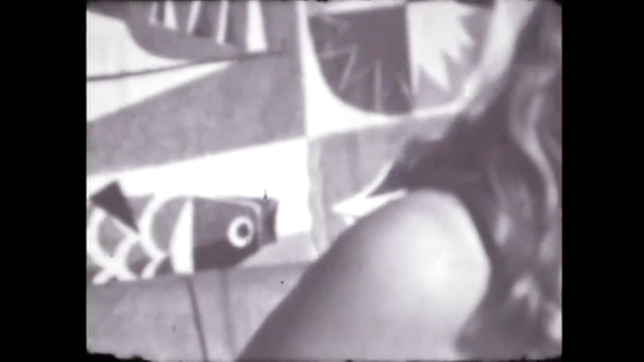 Perempuan jalang seksi dengan striptis buah dada epik