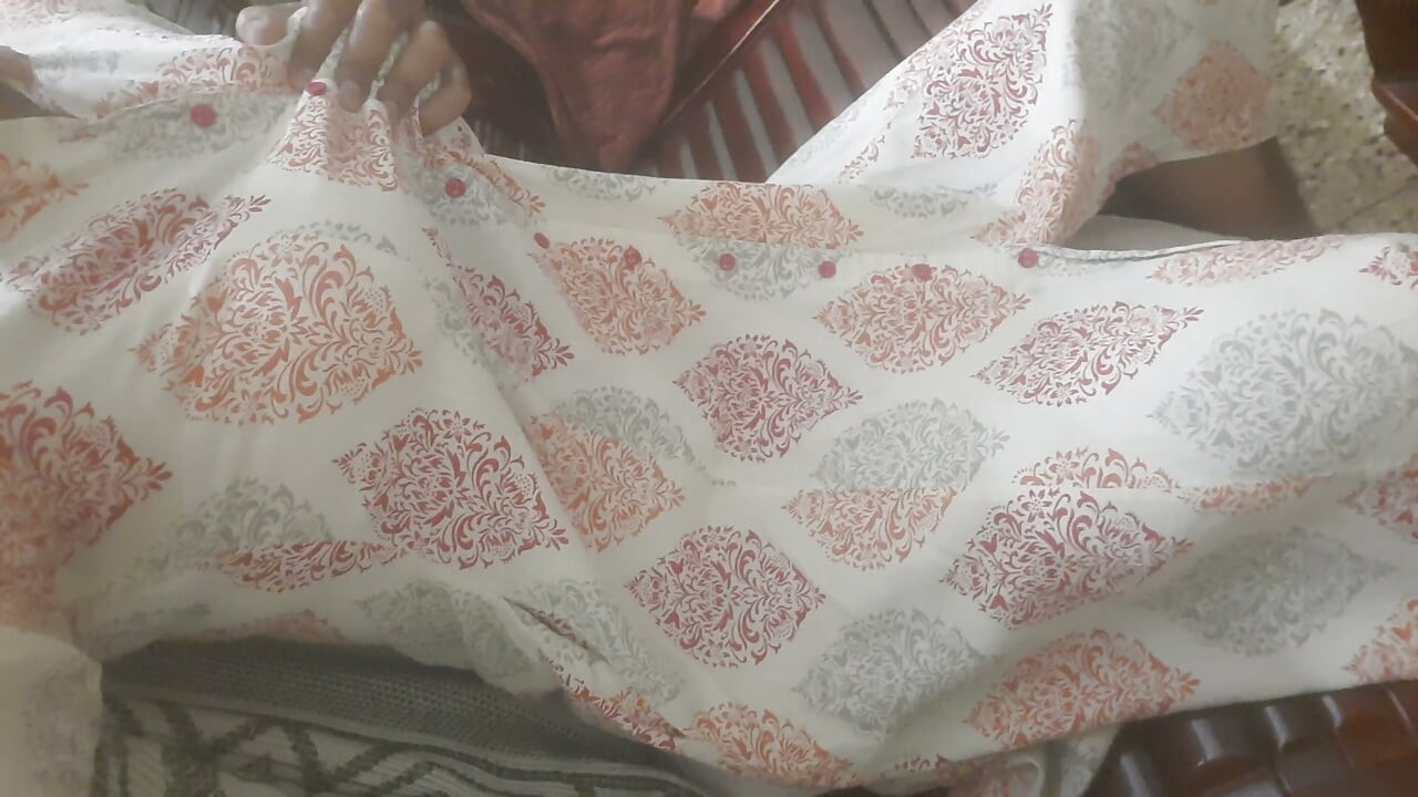বড় স্তন চেপে ধরা এবং যোনি ঘষা