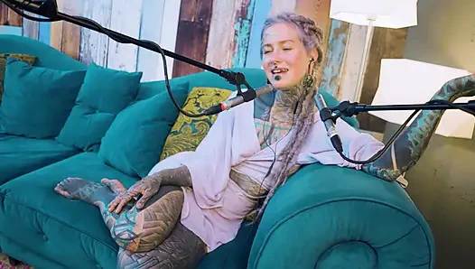 Ich spreche über B - Bordem - ASMR podcast SFW spricht goth dünnes mädchen dreadlocks tattoo model inked mädchen