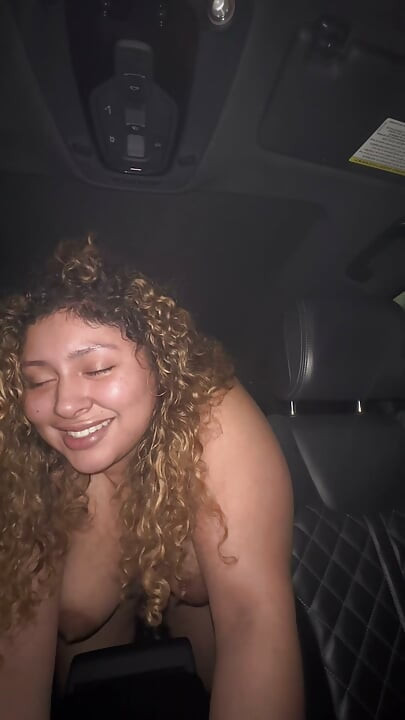 Latina montando polla en el asiento trasero