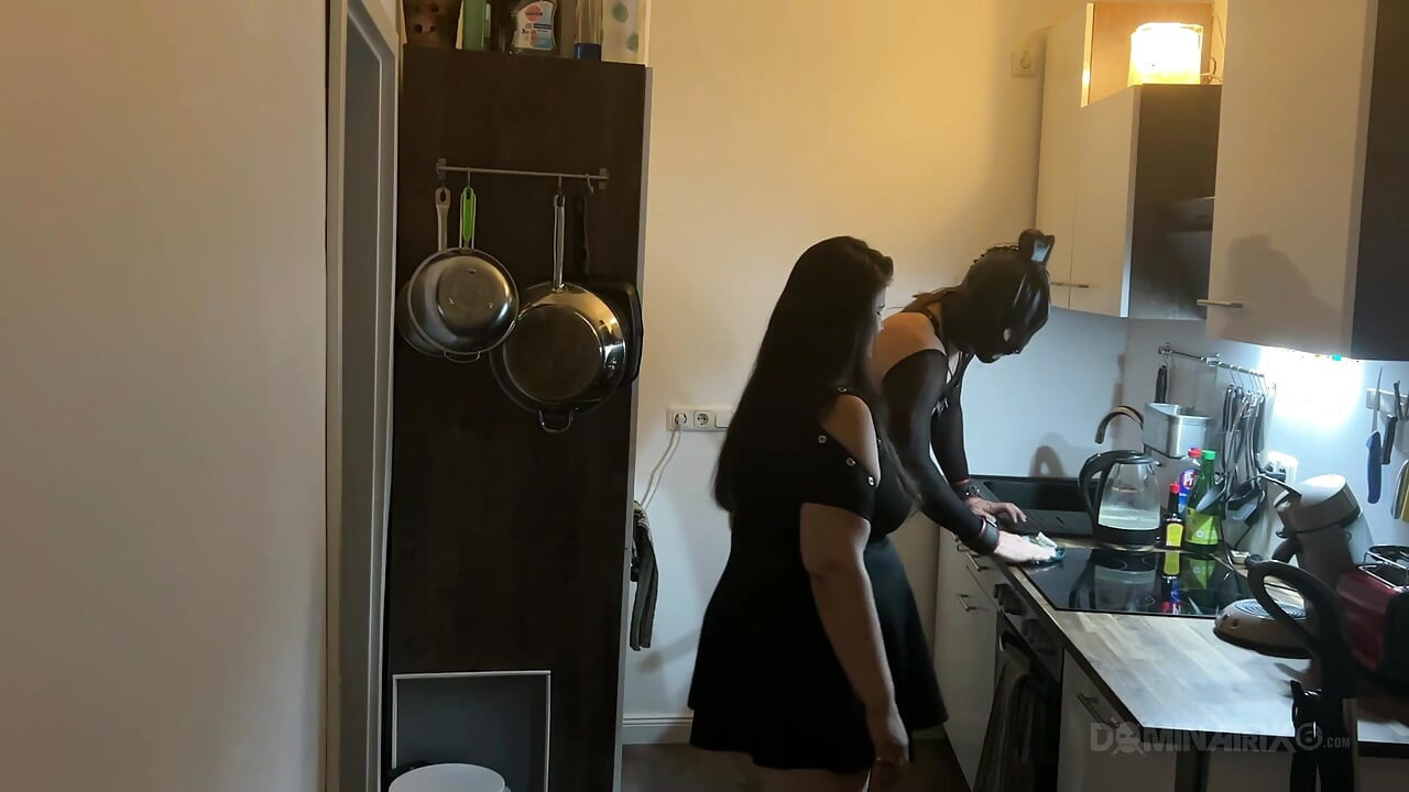 ยัดกําปั้นในครัว - สาวร่านผู้ใหญ่ยืดกว้าง