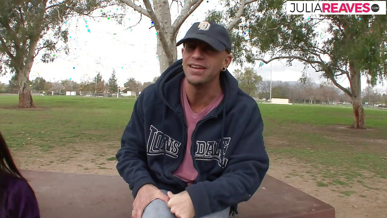 Magrinha prostituta engasga com um pau enorme antes de rasgar sua buceta