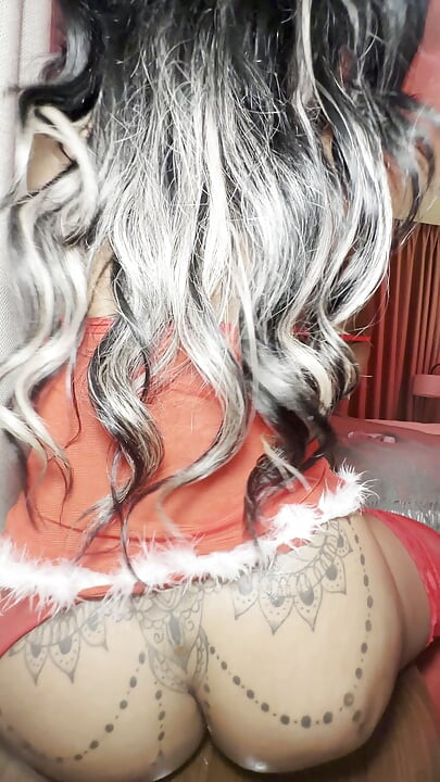 Oiled up Juicy Ass Riding a Dildo Like a Good Christmas Slut