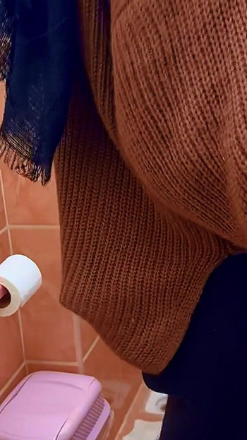 Làm tình đội khăn trùm đầu trong nhà vệ sinh nhà ga xe lửa