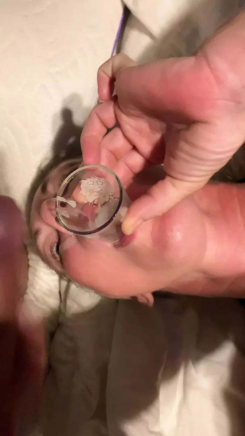 Gece geç saatlerde sperm topluyor, camdan yutuyor