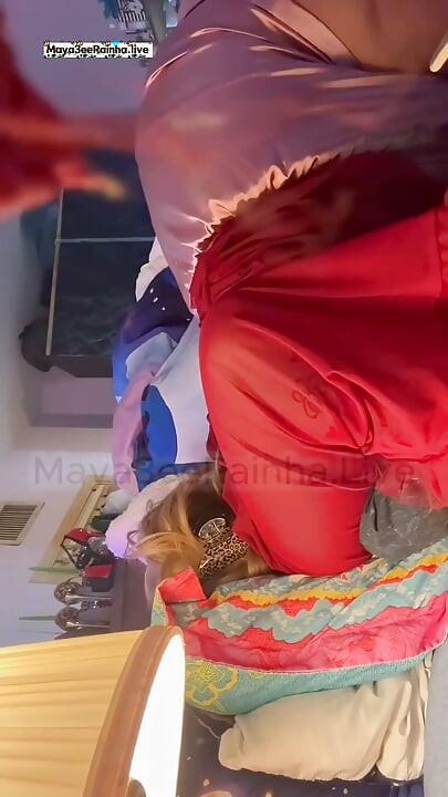 Halt und loslassen - SSBBW schlaffe brasilianische milfgöttin macht tiefe dehnung mit stöhnen und rauchen im bett