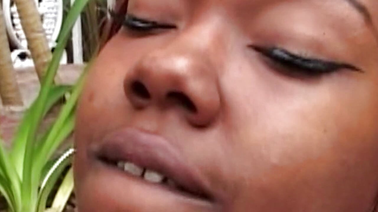 Heiße Lesbenaction mit Toys im Freien