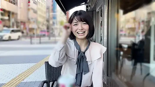 A118F01 A classic idol-level small face and a cheerful smile with a natural girl in a private shoot at a love hotel! A cute smile and a facial finish!