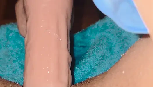 Tante seksi ana liz lagi asik muasin lubang pantatnya pakai 2 dildo bergantian