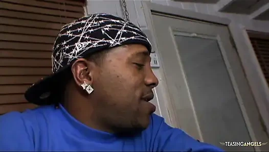 Küçük memeli tatlı kız seks yapmadan önce o büyük yarağı tatmak zorunda