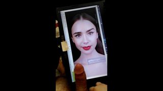 Lily Collins hat Sperma-Tribut