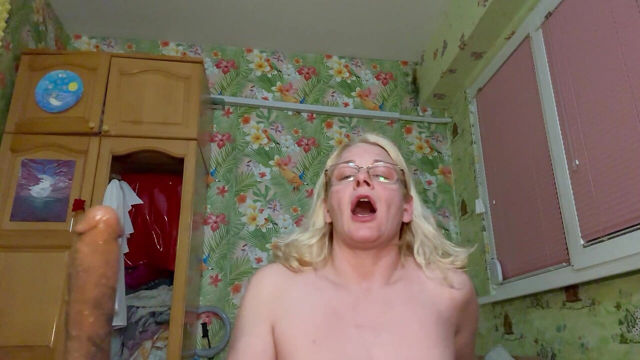 Waxing my pussy and then get horny, squirt like fountain