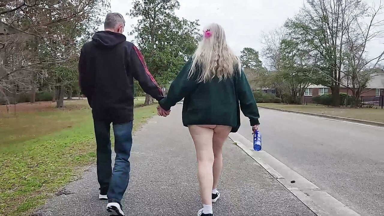 Caliente milf grandota paseando por el parque con su culo colgando ¡Le da cabeza a extraño!