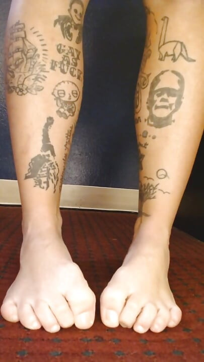 Tetovaže na stopalima, prsti se tresu bosi