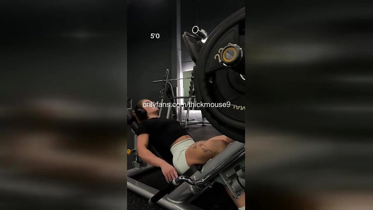 Fată de 18 ani de la sală își expune accidental pizda strâmtă în timpul fluxului live