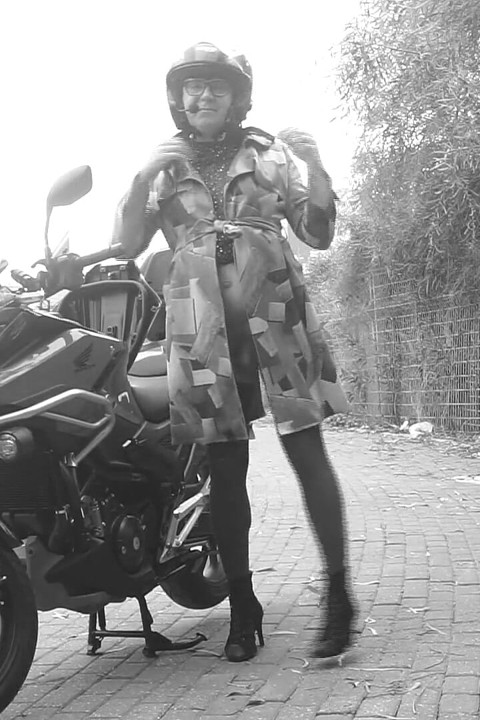 Geçen her araba, şeffaf elbisesinin altında penisinin titrediğini gördü.