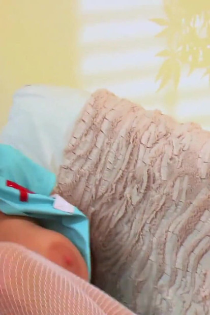 Неслухняна лікарка мала особливе лікування для своєї сексуальної медсестри