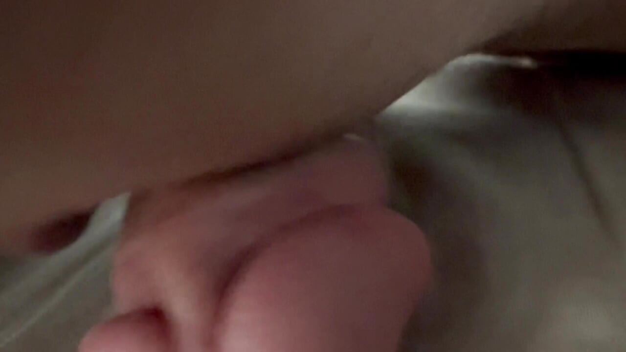 Frecând tare penisul bărbatului meu transsexual de vibratorul meu preferat