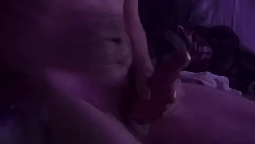 Yalnız erkek mastürbasyon yaparak pornoya mastürbasyon yapıyor, inliyor ve orgazm boşalması