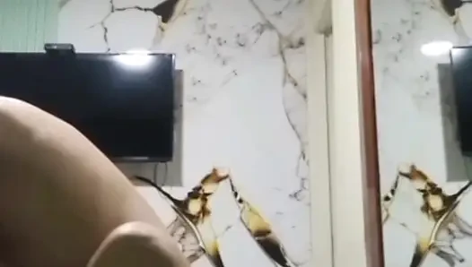 Лучшая подруга моего бывшего приезжает ко мне, и мы в итоге участвуем в первой части