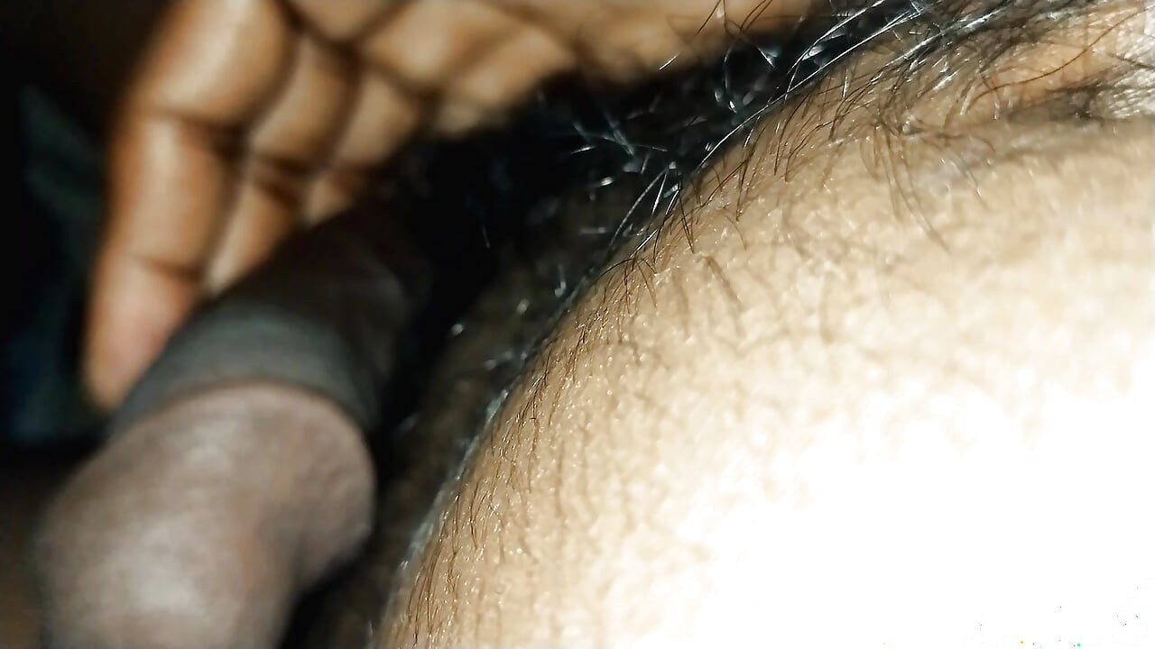 부드러운 털이 무성한 자지 마스터 섹스.