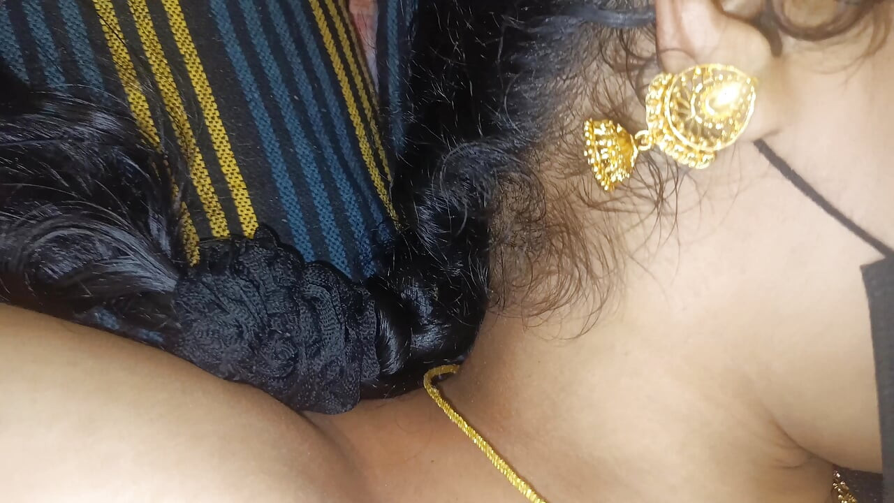 Green colour saree aunty hot romance viral video 3