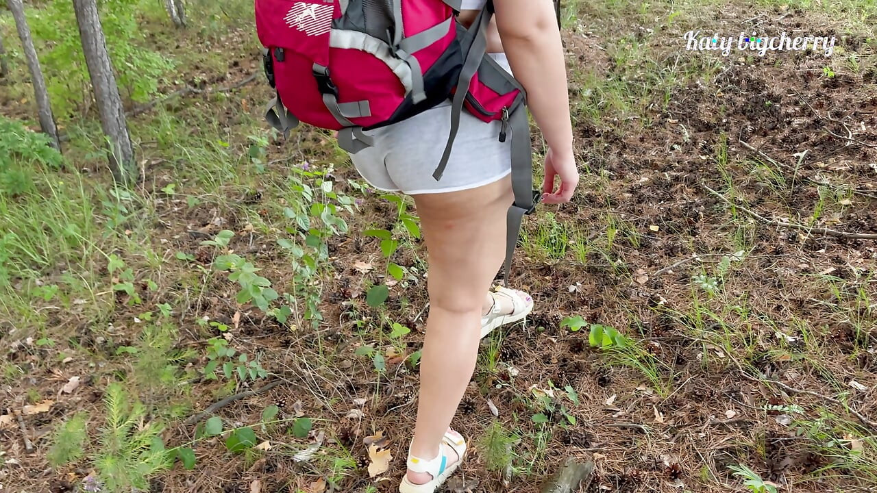 Chica tetona se perdió en el bosque, pero encontró una polla al aire libre