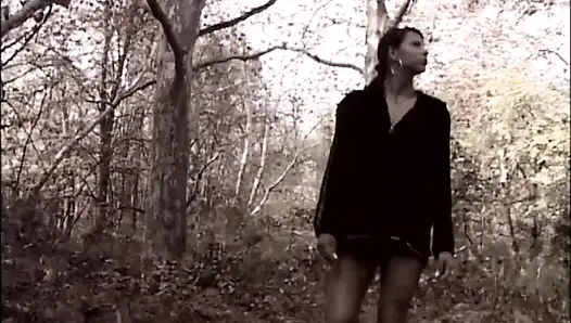 Junge schwarze frau mit schönen titten im wald von einem großen schwanz gefickt und in den mund gespritzt