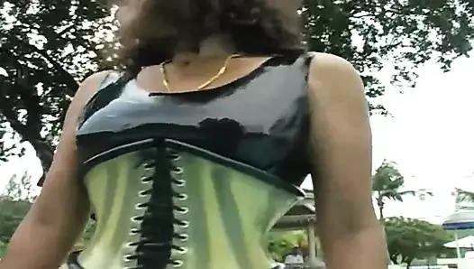 2 seksi latin havuzda ve plajda lateks fetişi sunuyor