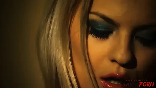 Jasmine Rouge amının çok sikilmesini istiyor