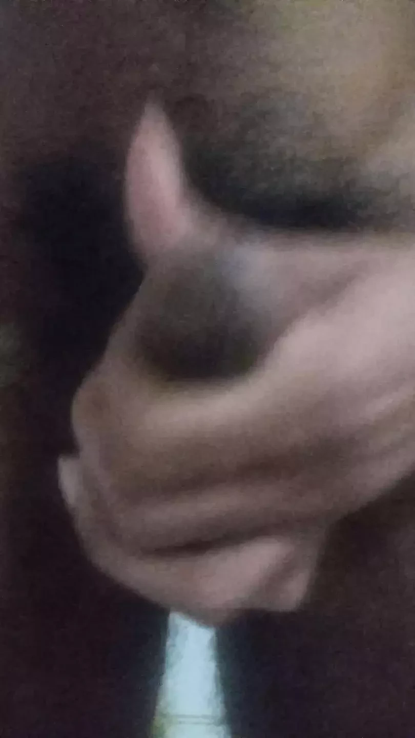 吉姆在镜头前自慰并爆炸了一大片