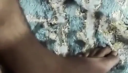 Masöz August Skye ona vurması için Sarah Arab'ı parmaklıyor