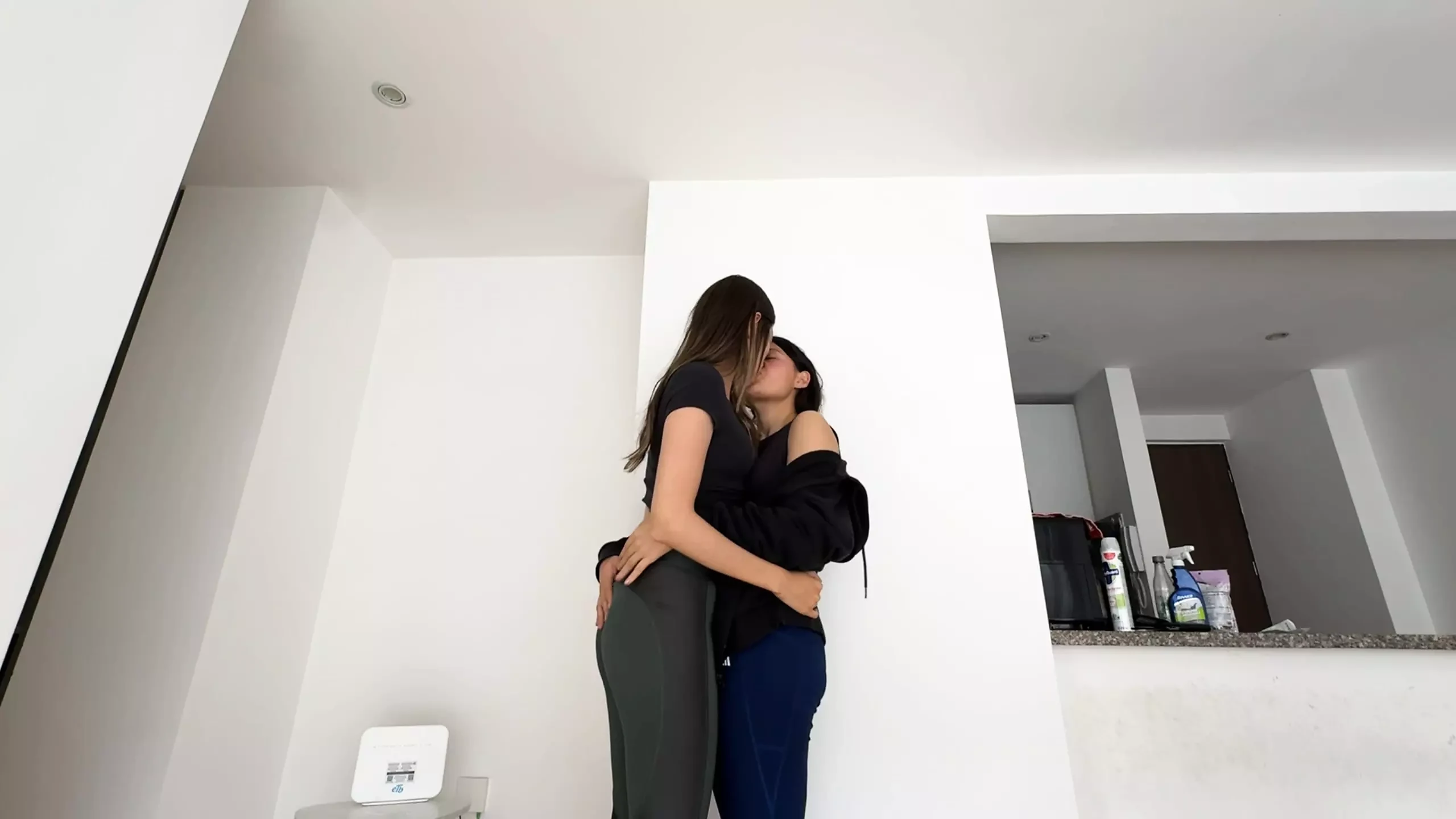 جارتي تعطيني صلبا وغنية جدا