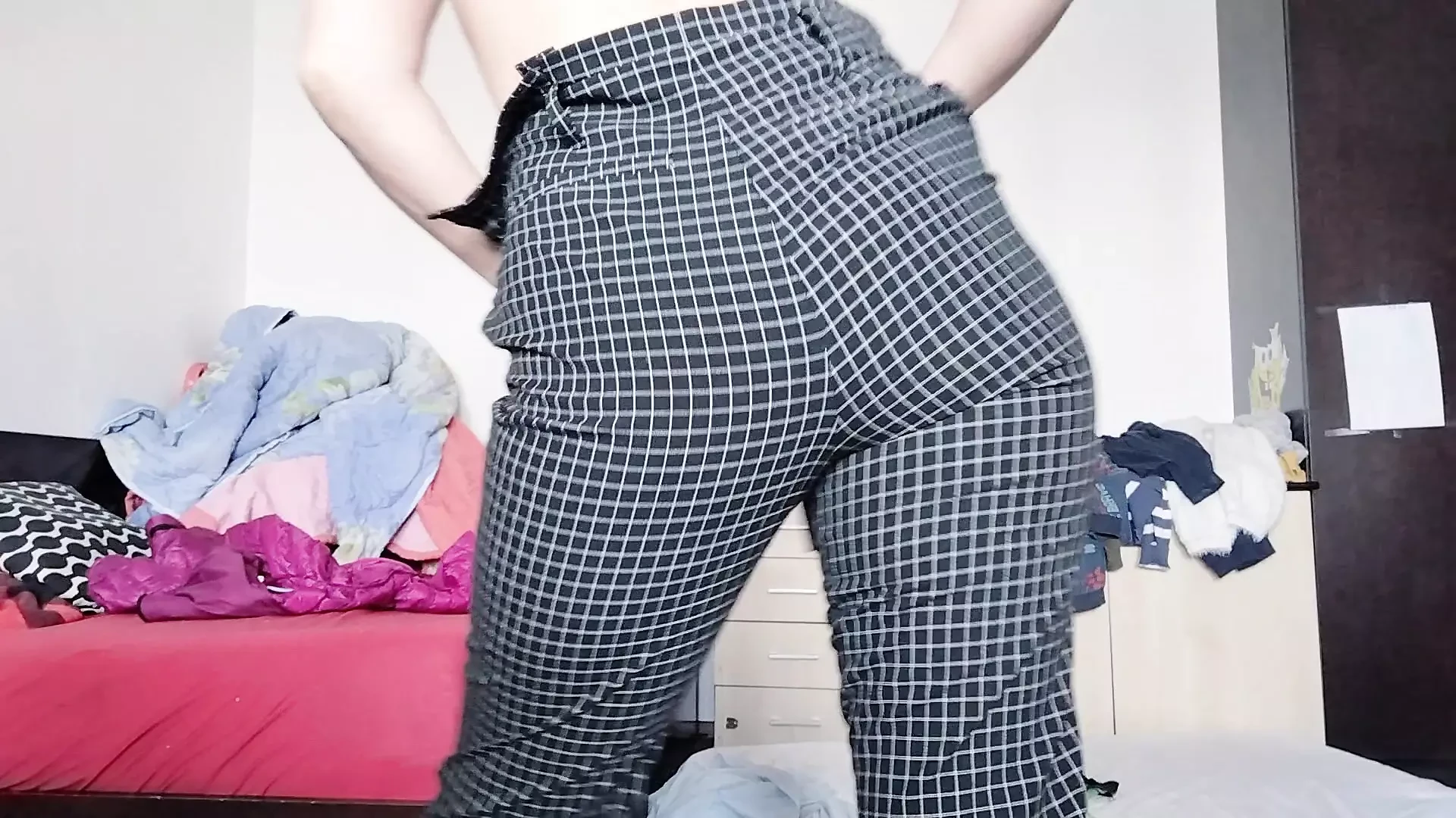Mamá sexy se divierte probar ropa y cortarla.