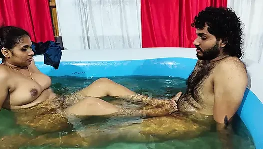 Havuzda çift romantizmi